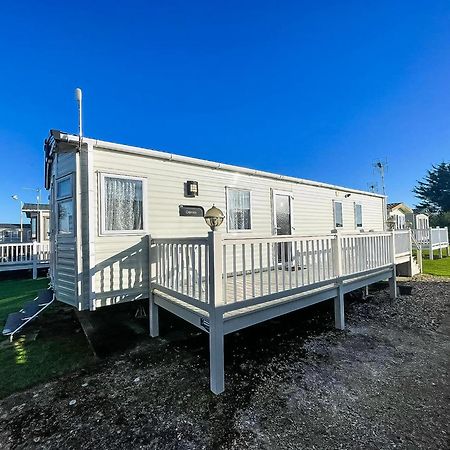 6 Berth Caravan With Decking At Seawick Holiday Park In Essex Ref 27549Sw Clacton-on-Sea Zewnętrze zdjęcie