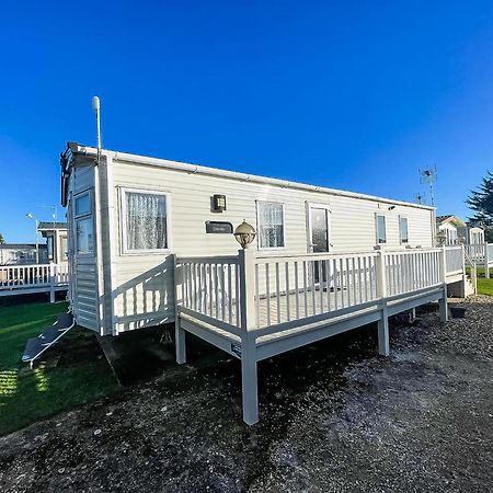 6 Berth Caravan With Decking At Seawick Holiday Park In Essex Ref 27549Sw Clacton-on-Sea Zewnętrze zdjęcie