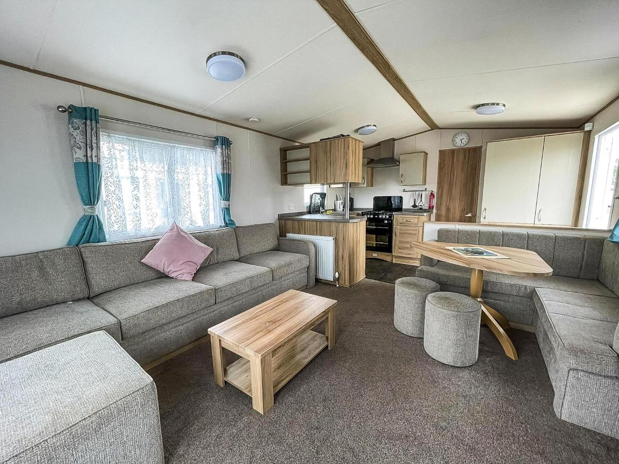 6 Berth Caravan With Decking At Seawick Holiday Park In Essex Ref 27549Sw Clacton-on-Sea Zewnętrze zdjęcie