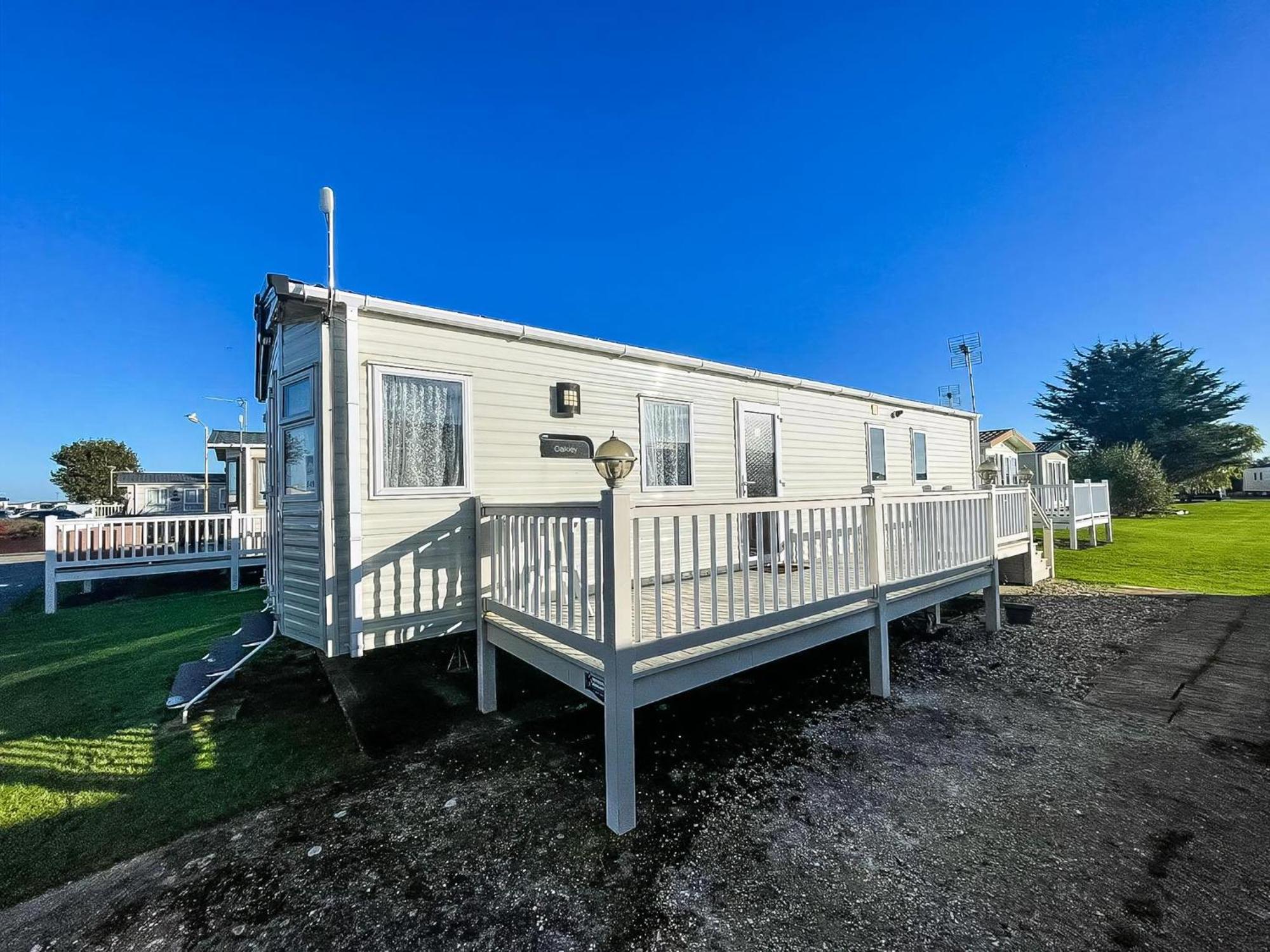 6 Berth Caravan With Decking At Seawick Holiday Park In Essex Ref 27549Sw Clacton-on-Sea Zewnętrze zdjęcie