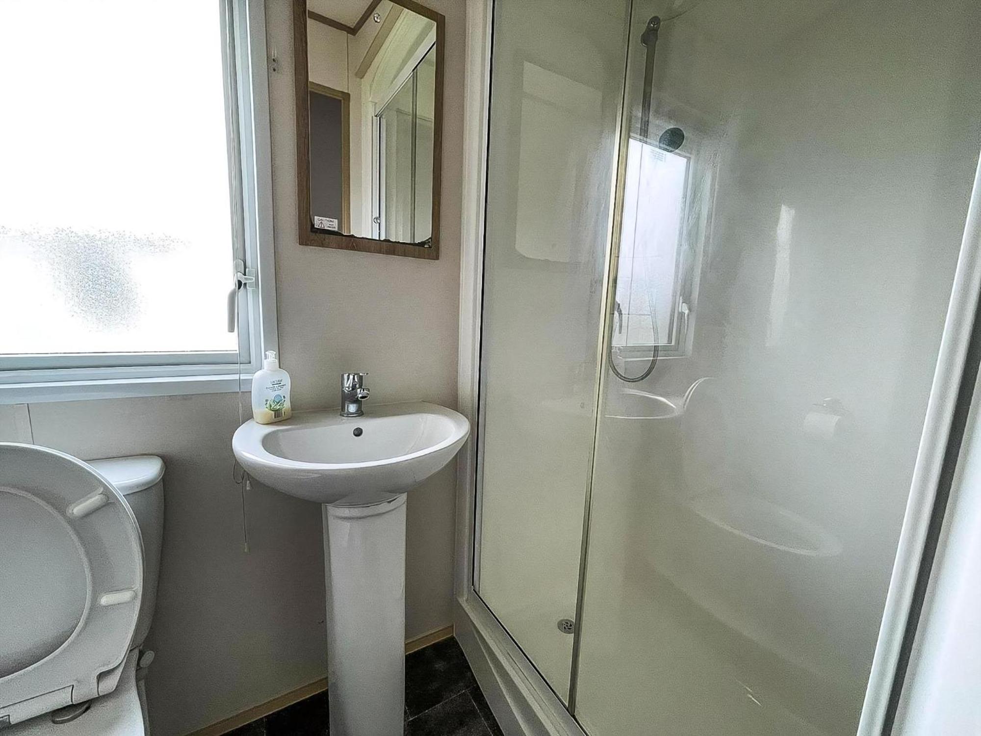 6 Berth Caravan With Decking At Seawick Holiday Park In Essex Ref 27549Sw Clacton-on-Sea Zewnętrze zdjęcie