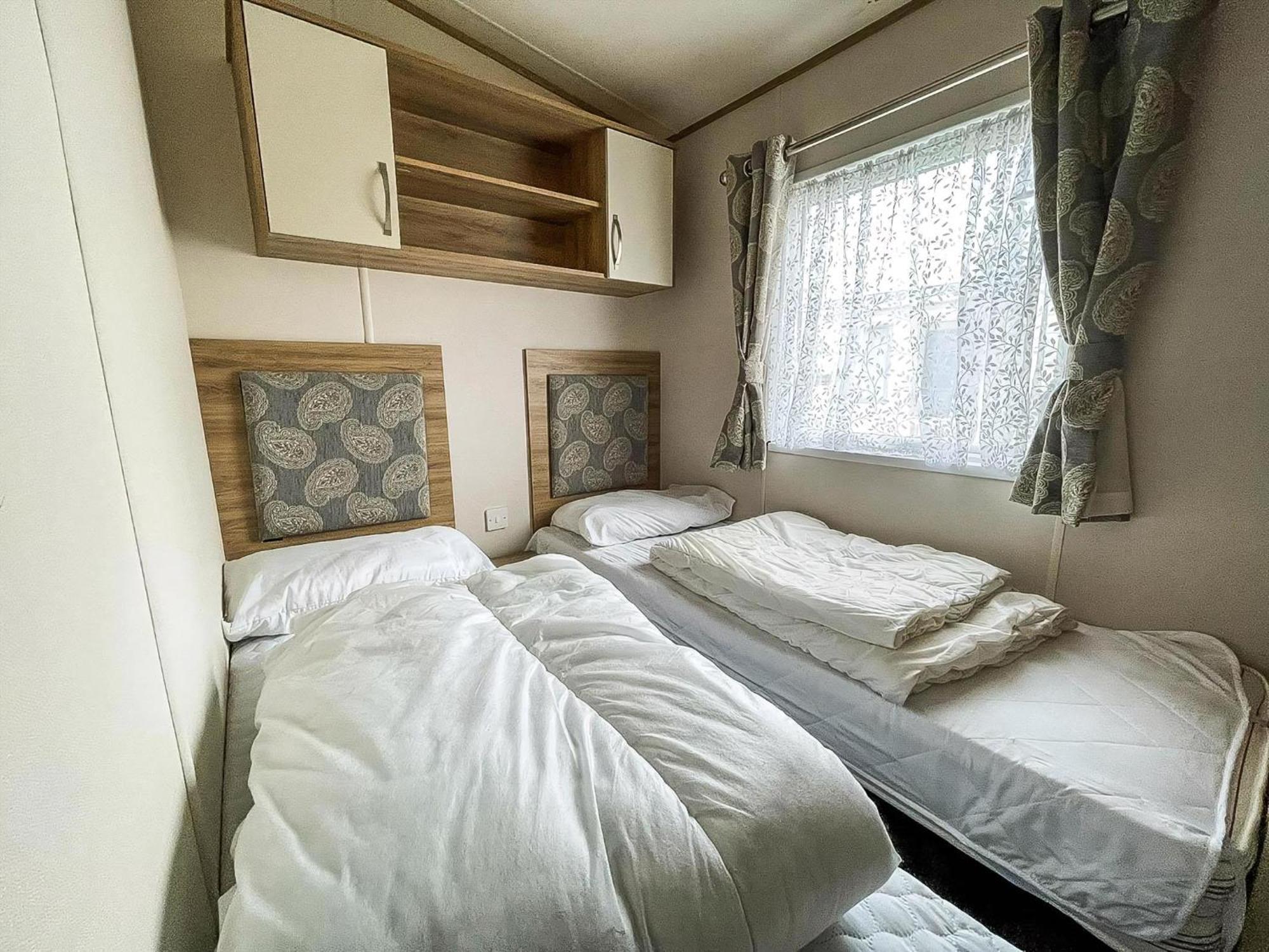 6 Berth Caravan With Decking At Seawick Holiday Park In Essex Ref 27549Sw Clacton-on-Sea Zewnętrze zdjęcie