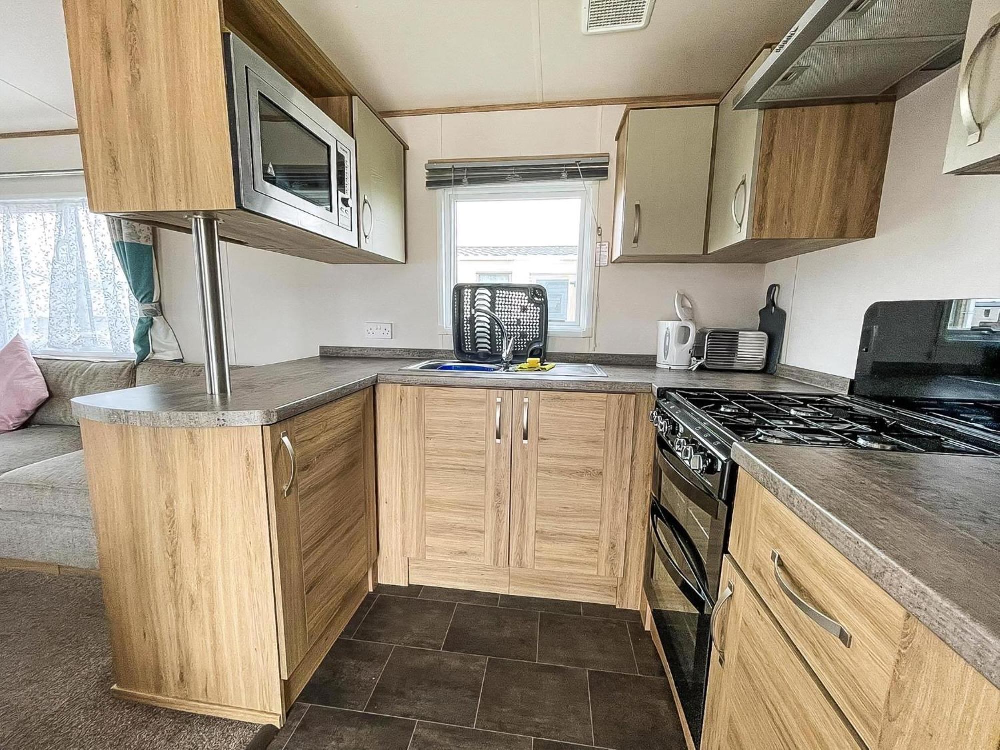 6 Berth Caravan With Decking At Seawick Holiday Park In Essex Ref 27549Sw Clacton-on-Sea Zewnętrze zdjęcie