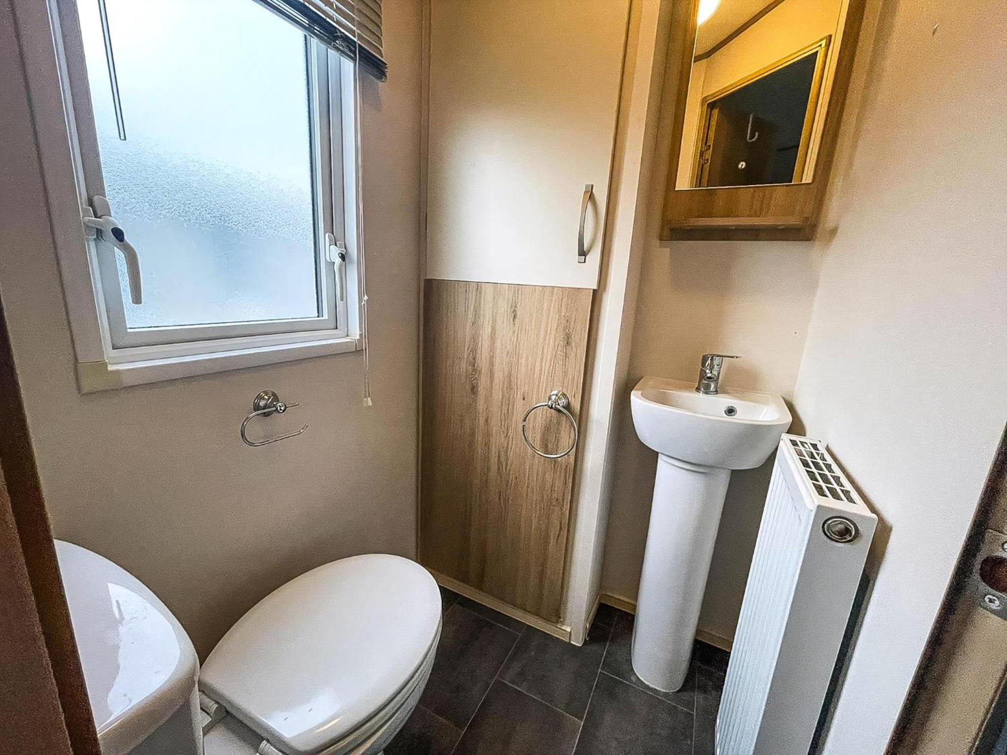 6 Berth Caravan With Decking At Seawick Holiday Park In Essex Ref 27549Sw Clacton-on-Sea Zewnętrze zdjęcie